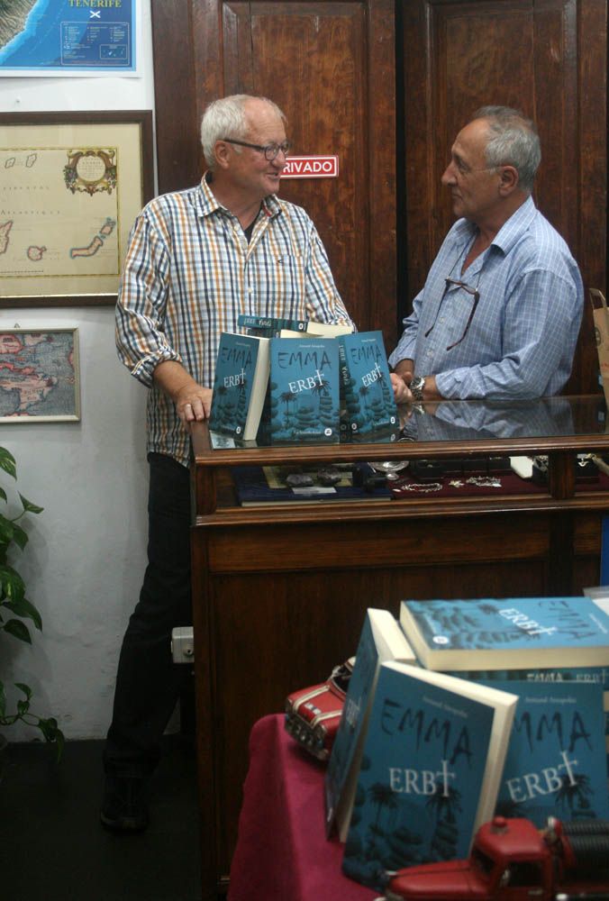 El autor Armand Amapolas con el librero Antonio Mas en la librería Mundo del Mapa, Puerto de la Cruz